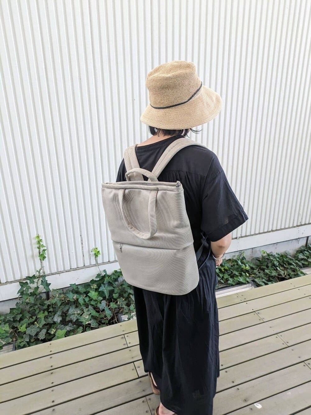 ベージュ系のバックパック/リュックを着用したレディースの夏コーディネートの3枚目の写真