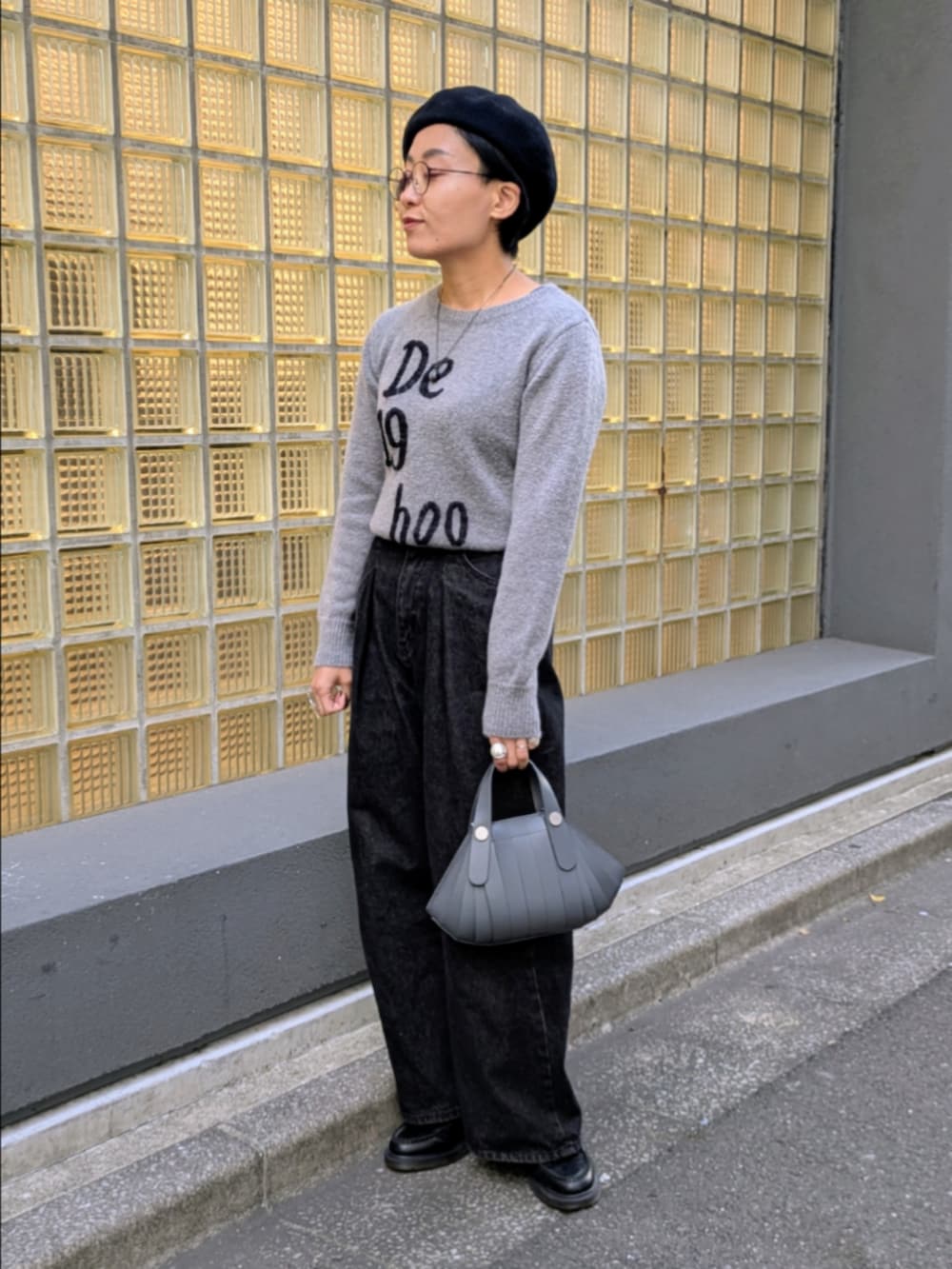 グレー系のショルダーバッグを着用したレディースの秋コーディネートの2枚目の写真