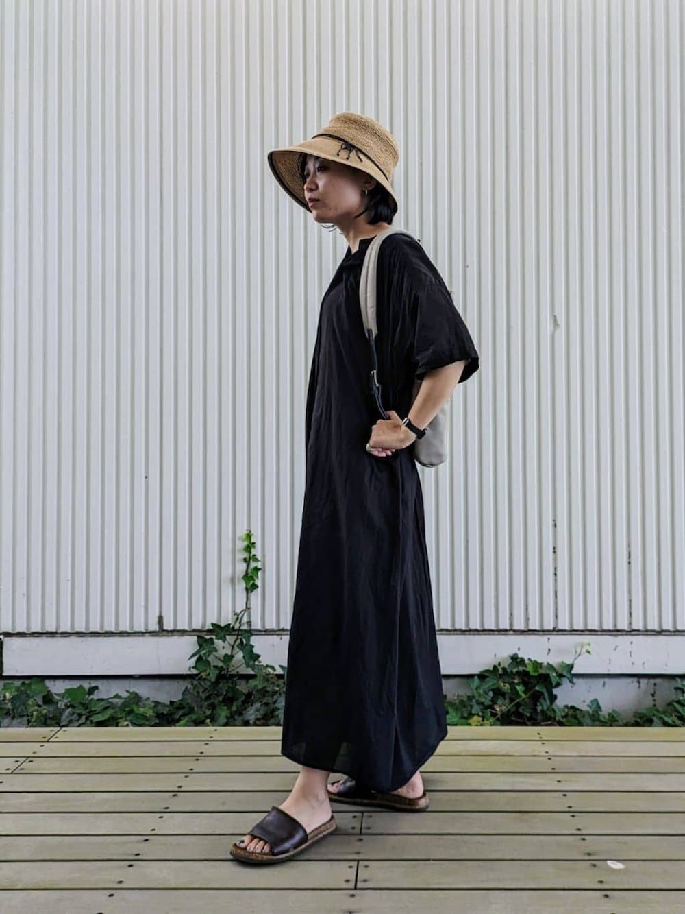 ベージュ系のバックパック/リュックを着用したレディースの夏コーディネートの2枚目の写真