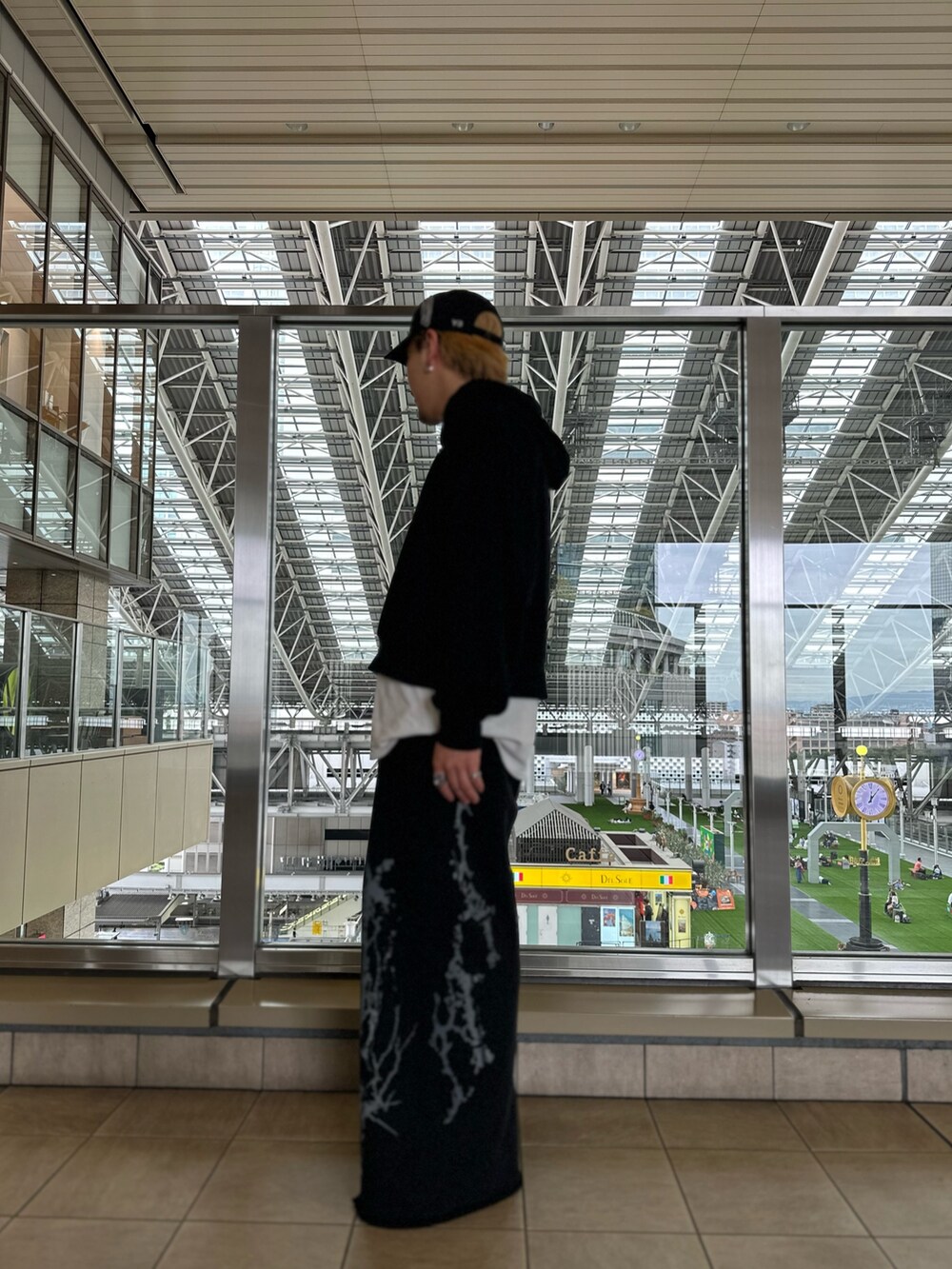 ブラック系のパーカーを着用したメンズの秋コーディネートの2枚目の写真