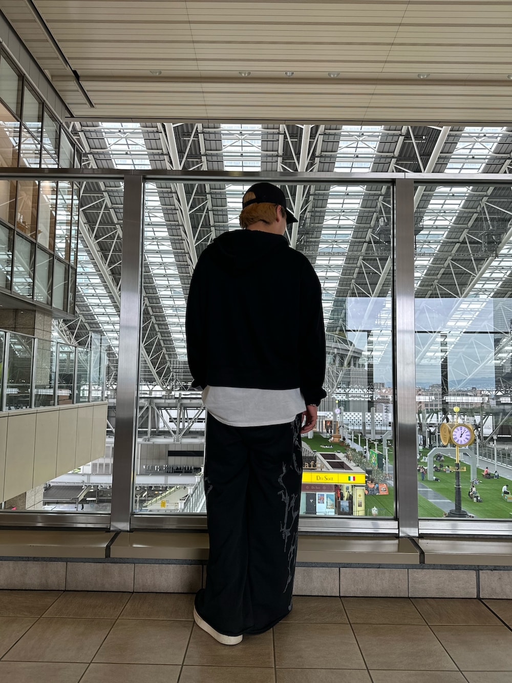 ブラック系のパーカーを着用したメンズの秋コーディネートの3枚目の写真