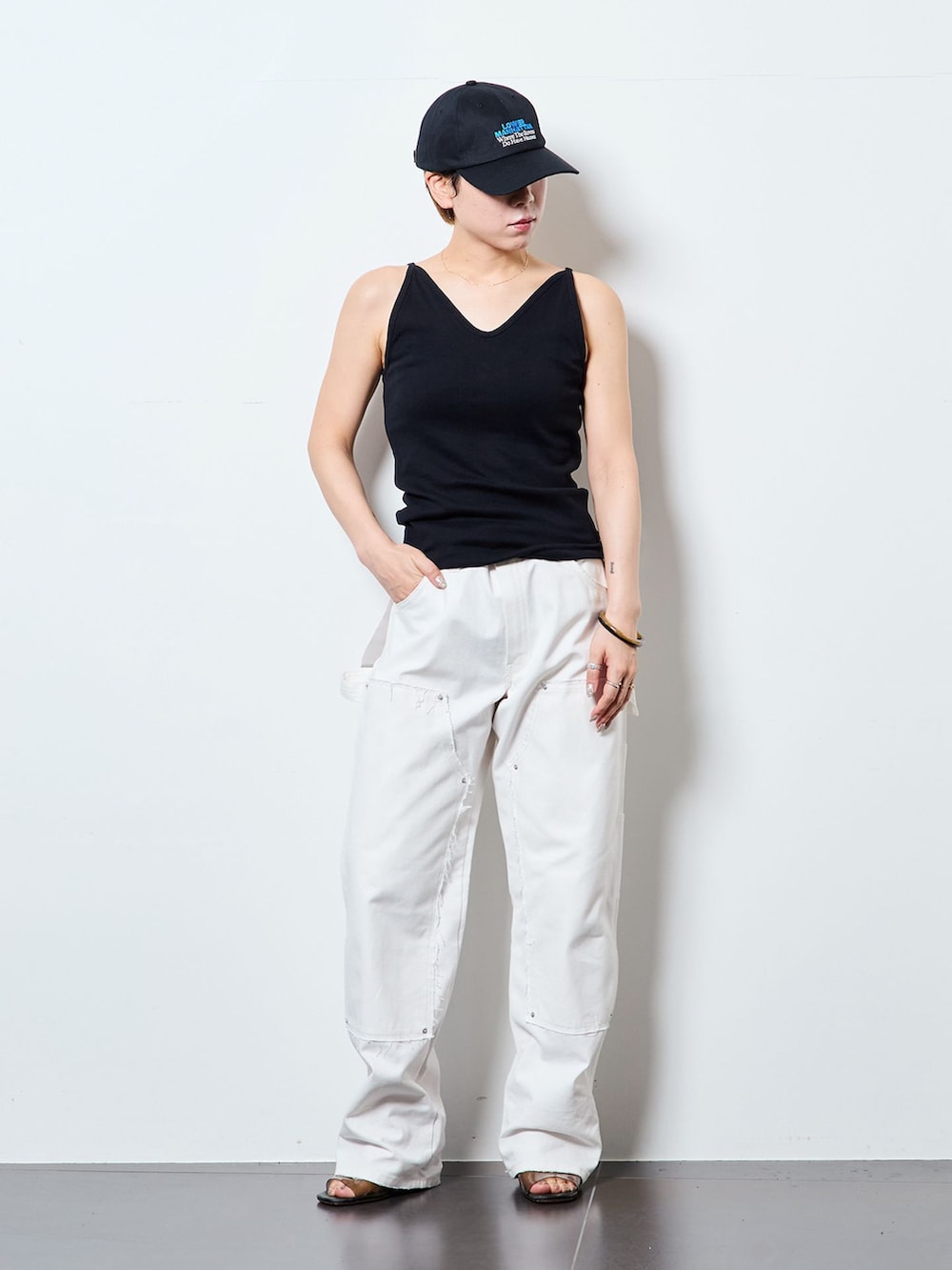 ホワイト系のその他パンツ、ブラック系のシャツ/ブラウス、ブラック系のサンダルを着用したレディースの夏コーディネートの2枚目の写真