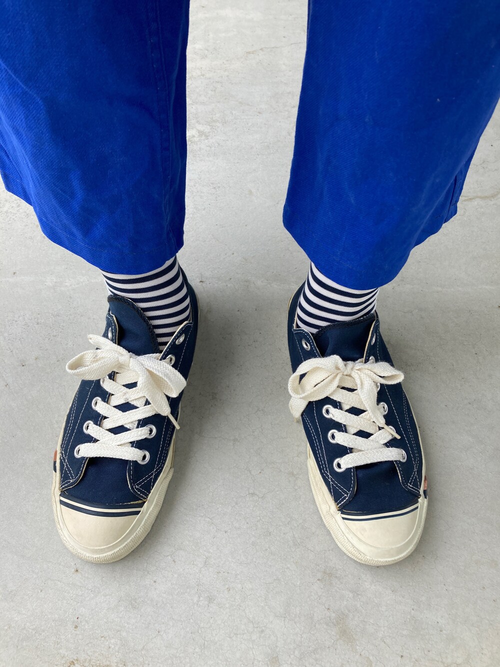 ブルー系のスニーカー、ブルー系のその他パンツ、ホワイト系のTシャツ/カットソーを着用したメンズの春コーディネートの2枚目の写真