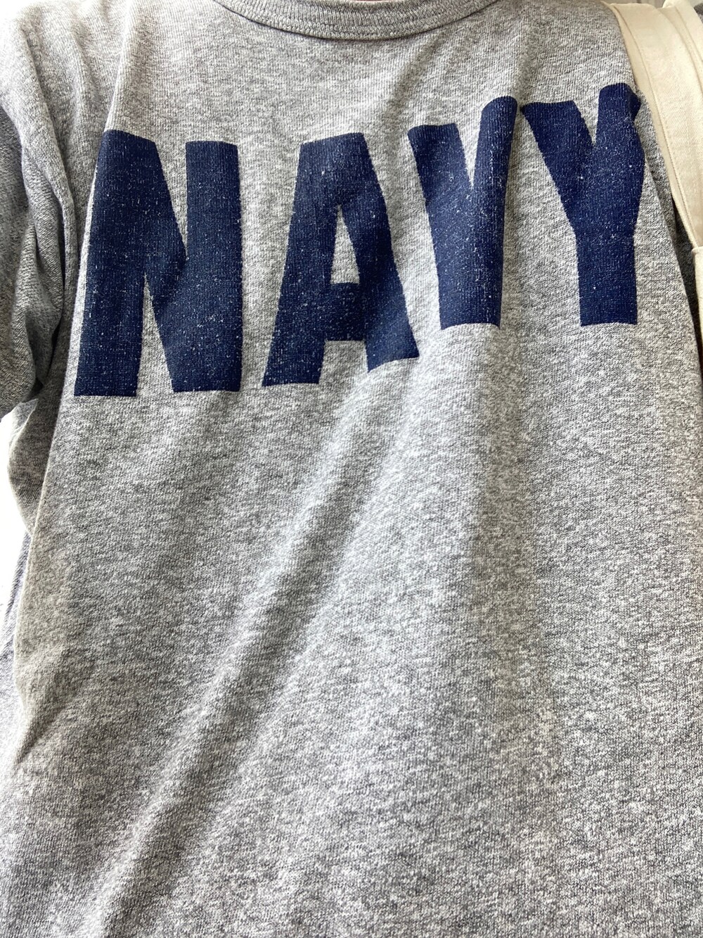 ブルー系のスニーカー、グリーン系のその他パンツ、グレー系のTシャツ/カットソーを着用したメンズの秋コーディネートの2枚目の写真