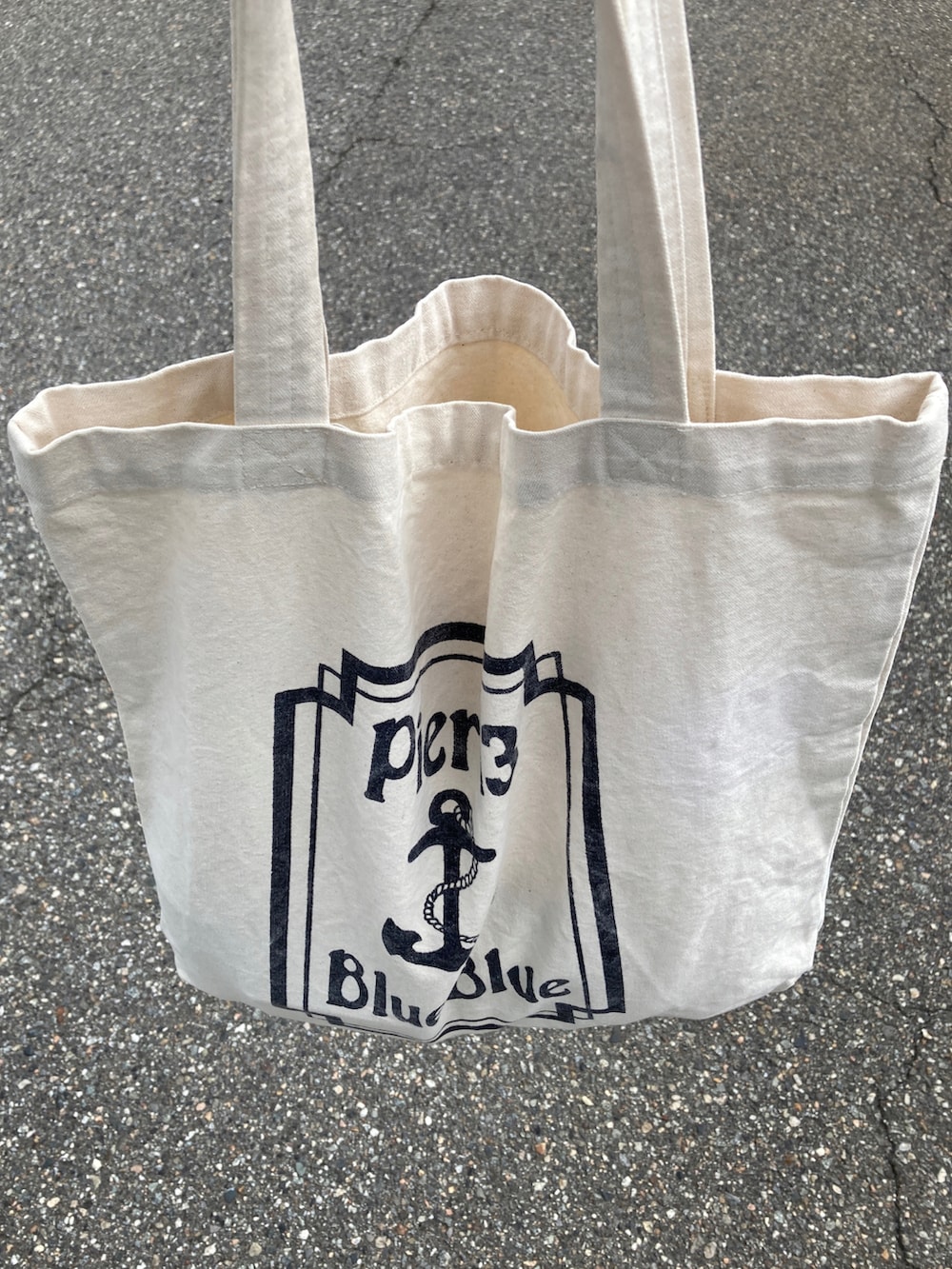 ブルー系のスニーカー、グリーン系のその他パンツ、グレー系のTシャツ/カットソーを着用したメンズの秋コーディネートの3枚目の写真