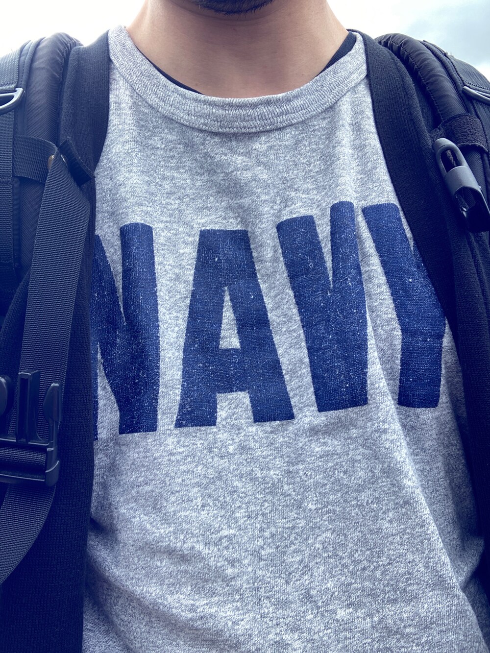 ブラック系のスニーカー、グリーン系のその他パンツ、グレー系のTシャツ/カットソーを着用したメンズの夏コーディネートの2枚目の写真