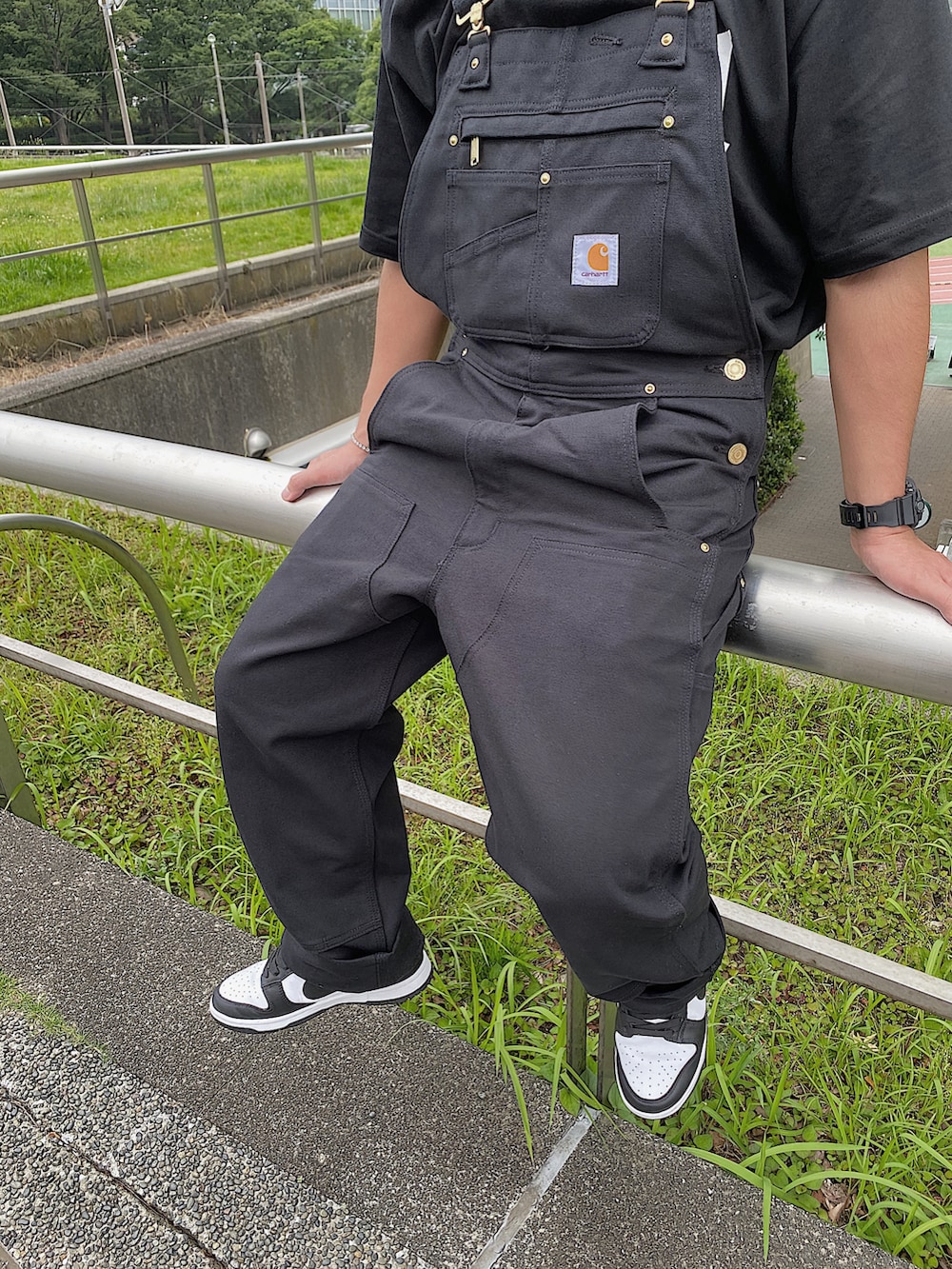 ブラック系のサロペット/オーバーオールを着用したメンズの夏コーディネートの2枚目の写真