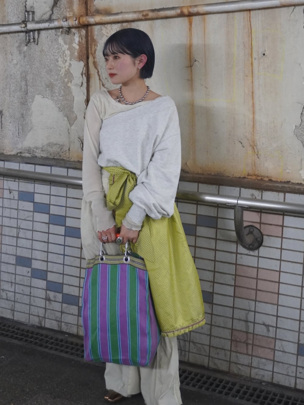 ホワイト系のTシャツ/カットソー、グレー系のスウェット、グリーン系のスカートを着用したレディースの春コーディネートの2枚目の写真