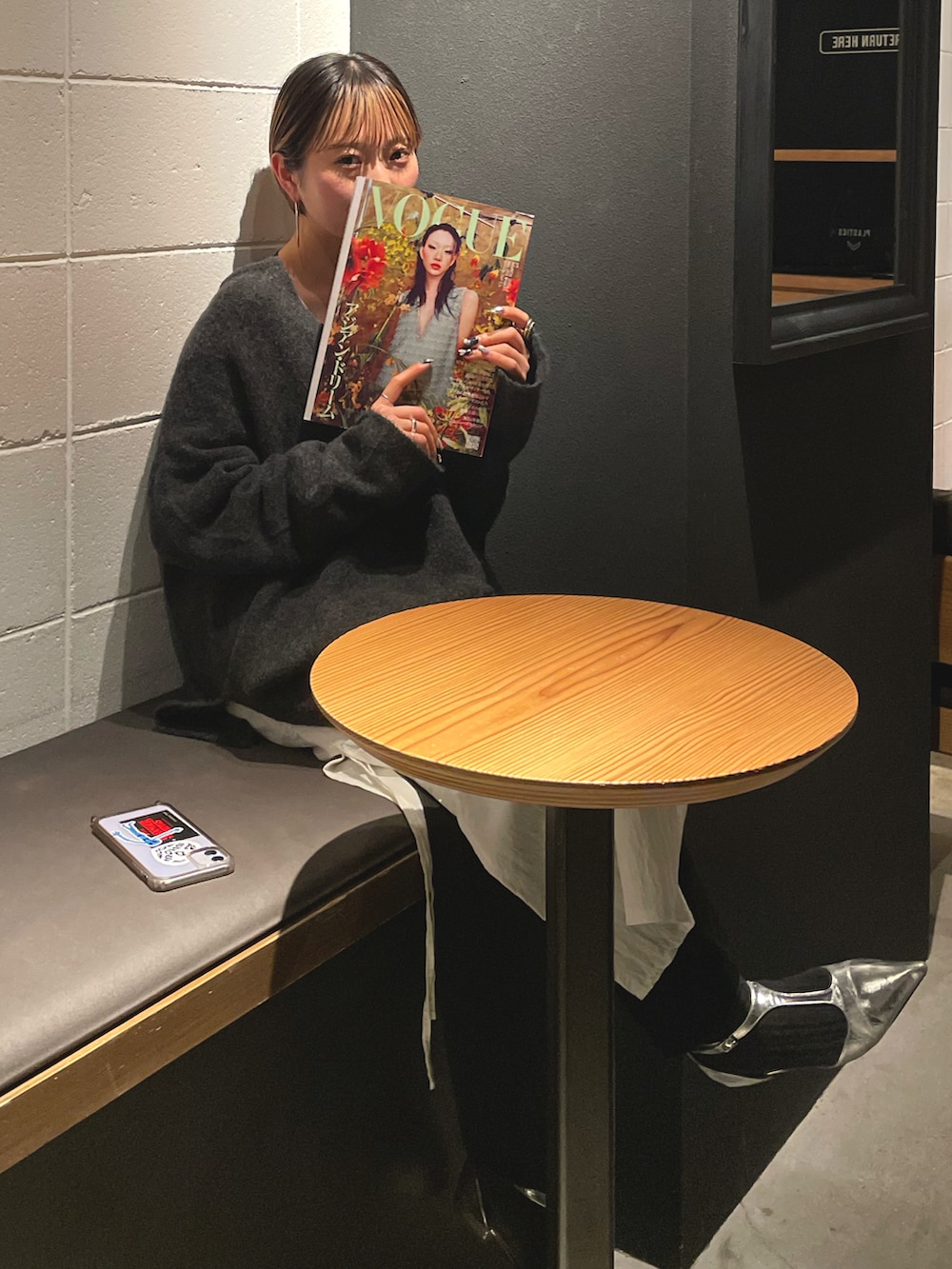 その他のブルゾン、パープル系のバッグ、ホワイト系のワンピース/ドレスを着用したレディースの春コーディネートの5枚目の写真