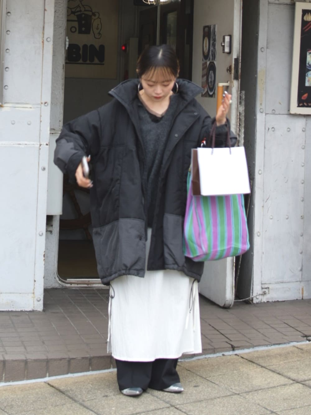 その他のブルゾン、パープル系のバッグ、ホワイト系のワンピース/ドレスを着用したレディースの春コーディネートの3枚目の写真