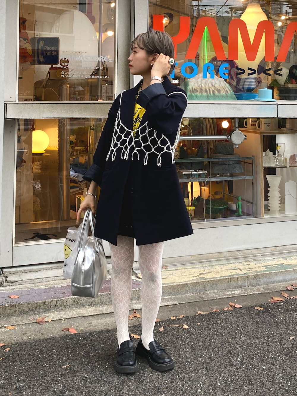 ブルー系のテーラードジャケット、ホワイト系のキャミソール、イエロー系のTシャツ/カットソーを着用したレディースの春コーディネートの2枚目の写真