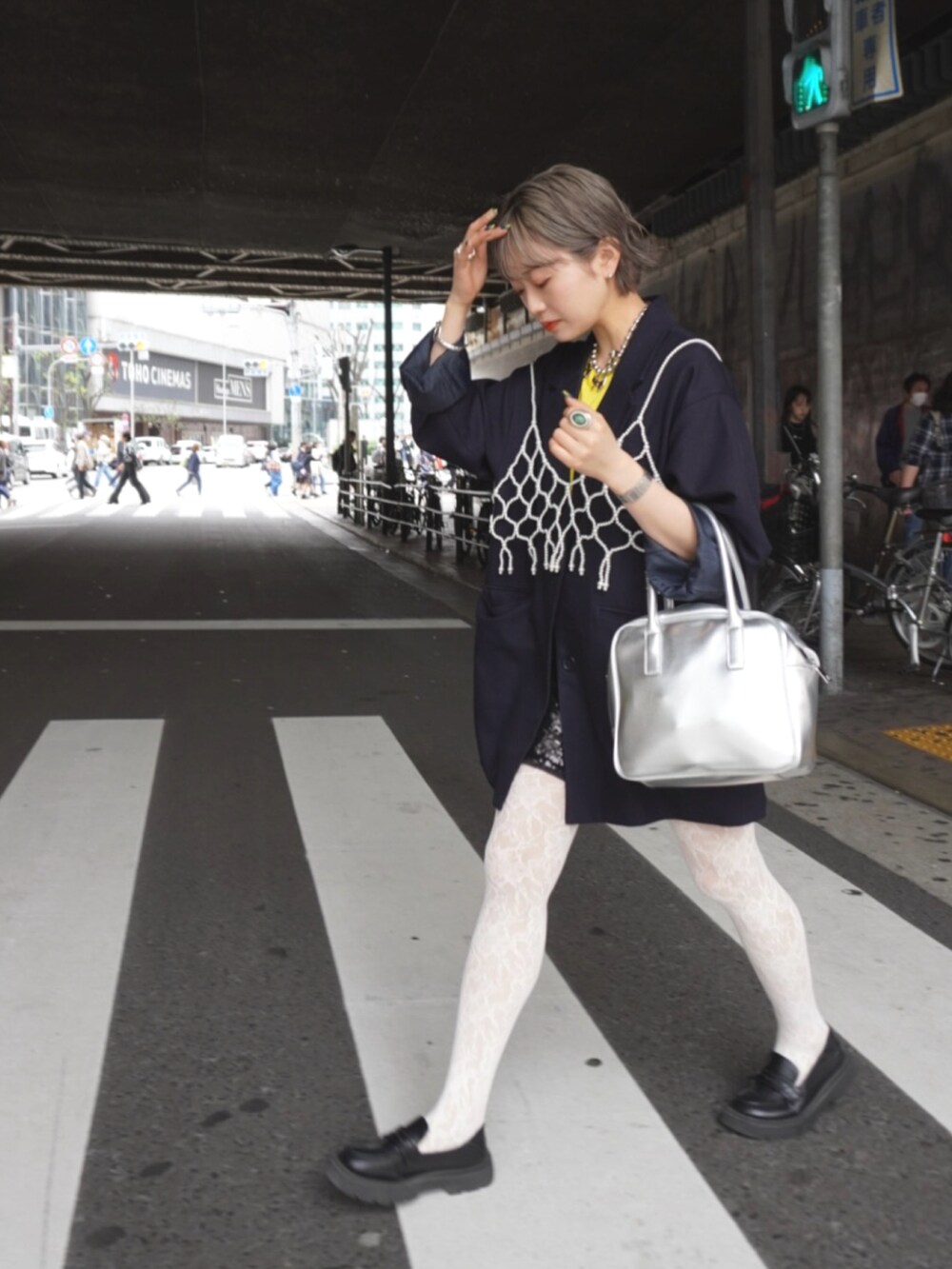 ブルー系のテーラードジャケット、ホワイト系のキャミソール、イエロー系のTシャツ/カットソーを着用したレディースの春コーディネートの4枚目の写真