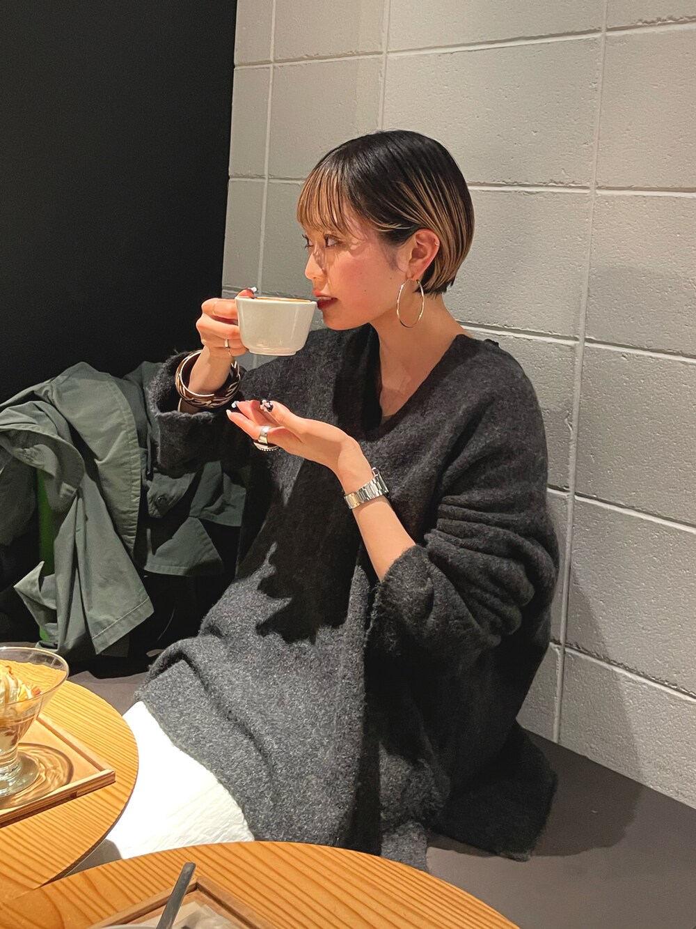 その他のブルゾン、パープル系のバッグ、ホワイト系のワンピース/ドレスを着用したレディースの春コーディネートの4枚目の写真