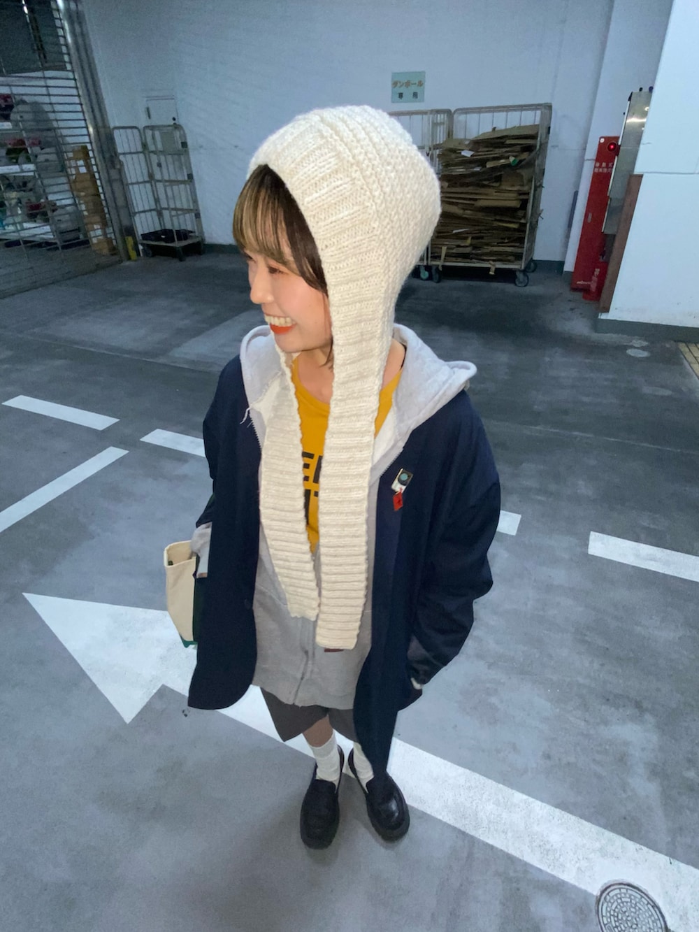 グレー系のその他パンツ、グリーン系のトートバッグ、ホワイト系のニットキャップ/ビーニーを着用したレディースの冬コーディネートの5枚目の写真