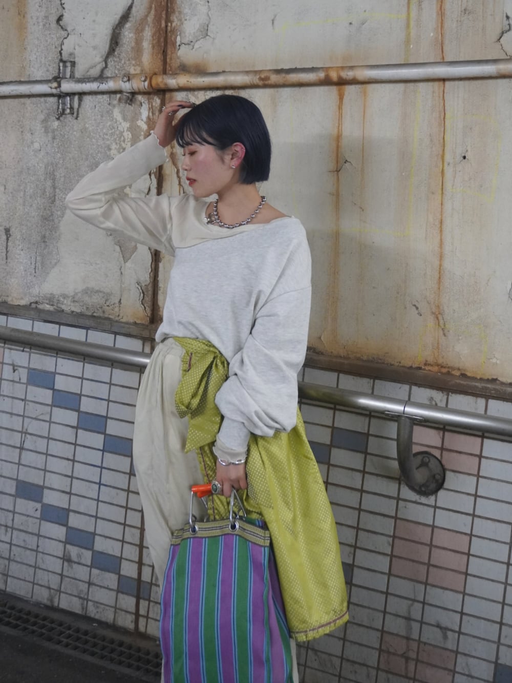 ホワイト系のTシャツ/カットソー、グレー系のスウェット、グリーン系のスカートを着用したレディースの春コーディネートの3枚目の写真