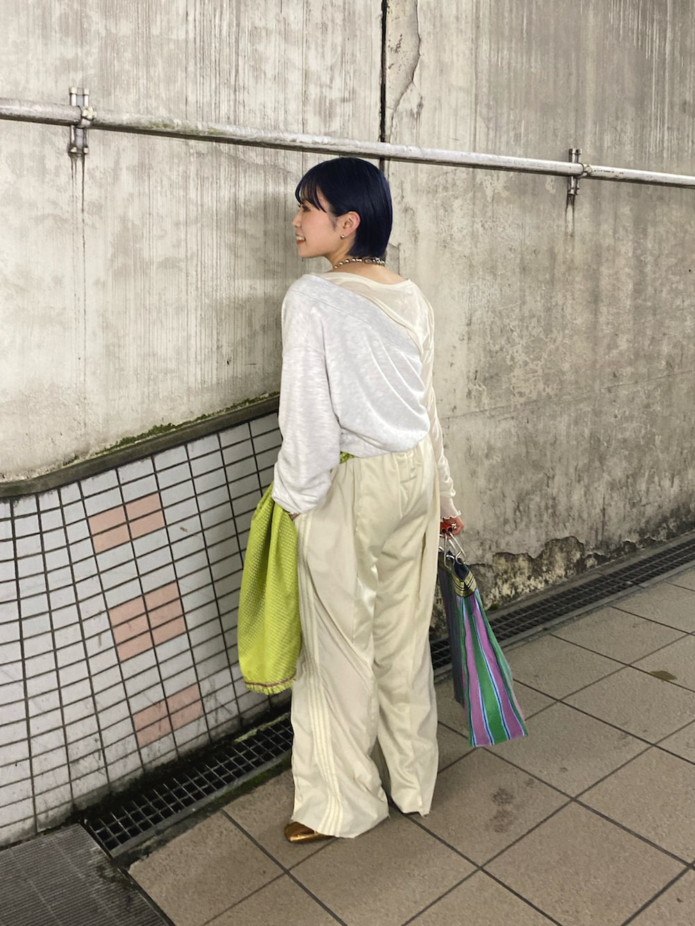 ホワイト系のTシャツ/カットソー、グレー系のスウェット、グリーン系のスカートを着用したレディースの春コーディネートの4枚目の写真