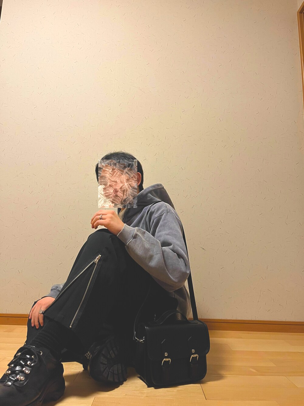 「秋のコーデ、モード、黒スニーカー、CLEL、白シャツ」｜「GUのアイテム（シャツ/ブラウス、ホワイト系）」を使った、masatora1025さん（メンズ・175cm）の秋コーディネートの4枚目の写真