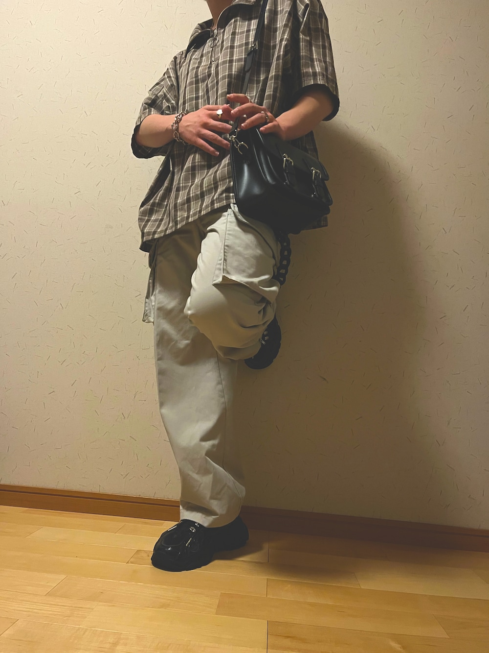 「メンズファッション、おしゃれさんと繋がりたい、ショルダーバッグ、夏コーデ、ハーフジップ」|「ADRERのTR dolman half ring zip shirt/ドルマンハーフリングジップシャツ(シャツ/ブラウス、ベージュ系)」を使った、masatora1025さん(メンズ・175cm)の秋コーディネートの5枚目の写真