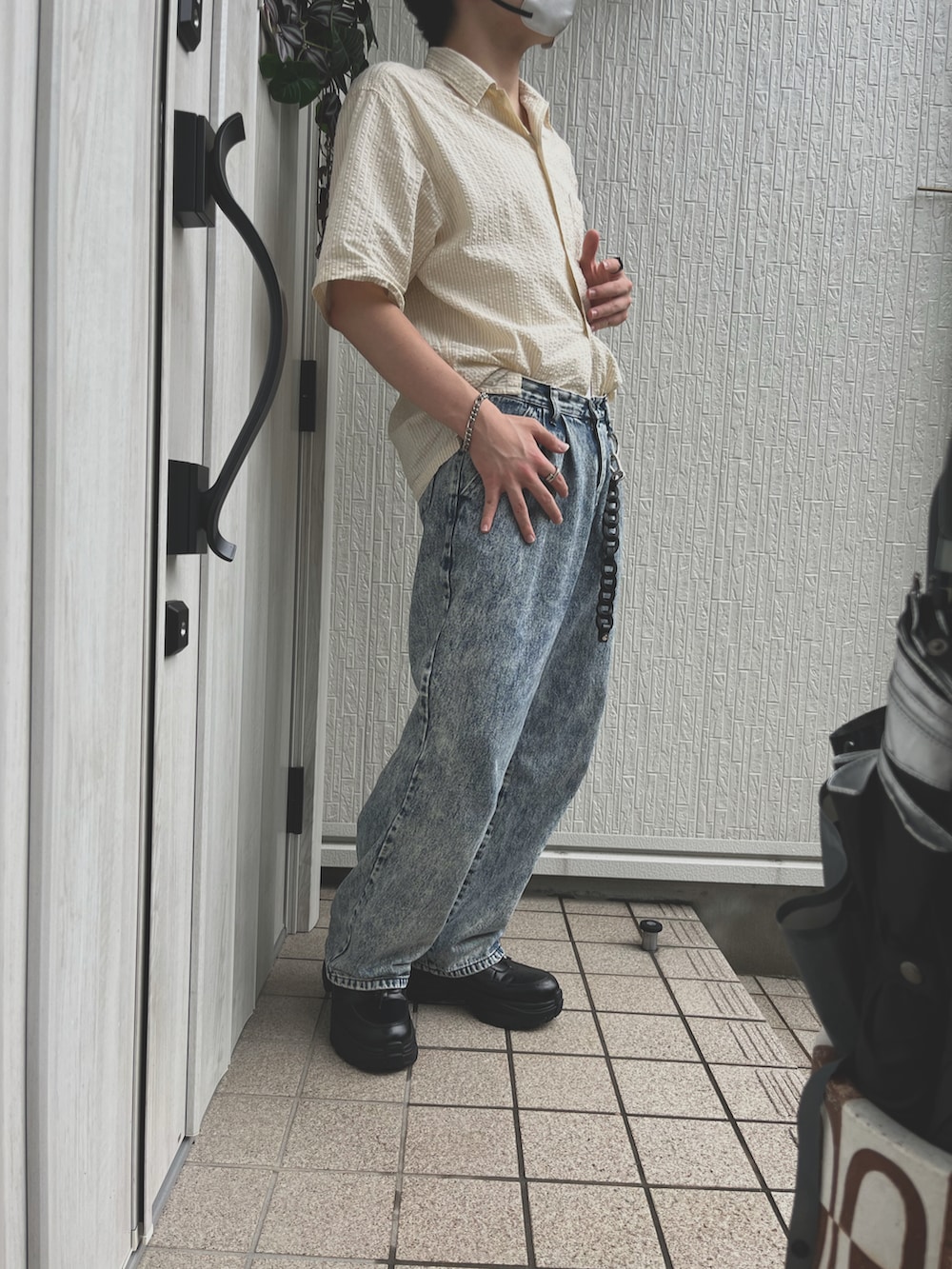 「ADRERの【ADRER】ヴィンテージメイクワイドテーパードデニム（デニムパンツ、ベージュ系）」を使った、masatora1025さん（メンズ・175cm）の秋コーディネートの3枚目の写真