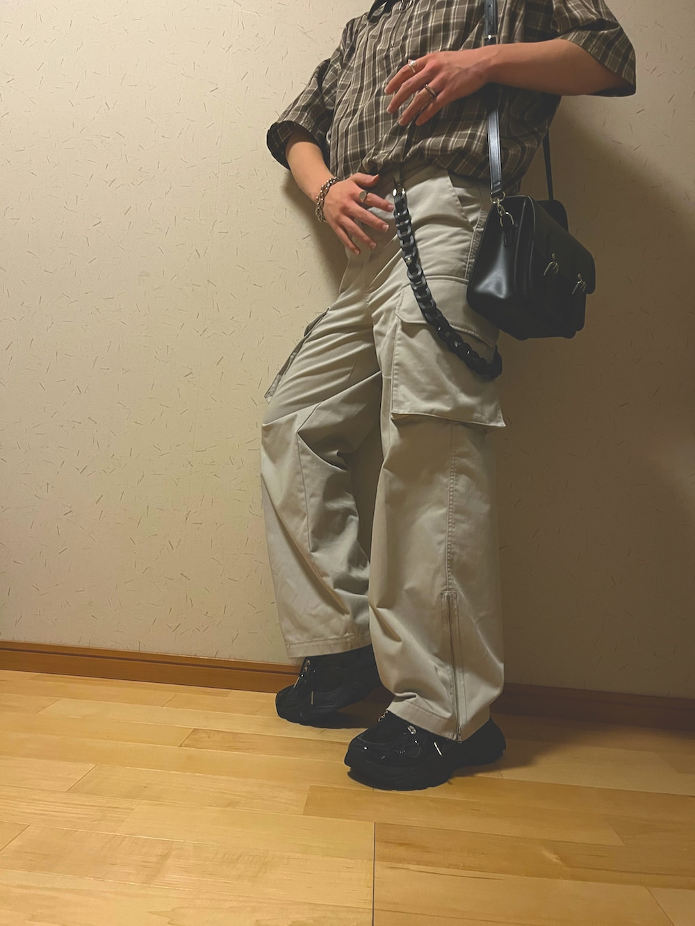 「メンズファッション、おしゃれさんと繋がりたい、ショルダーバッグ、夏コーデ、ハーフジップ」|「ADRERのTR dolman half ring zip shirt/ドルマンハーフリングジップシャツ(シャツ/ブラウス、ベージュ系)」を使った、masatora1025さん(メンズ・175cm)の秋コーディネートの4枚目の写真
