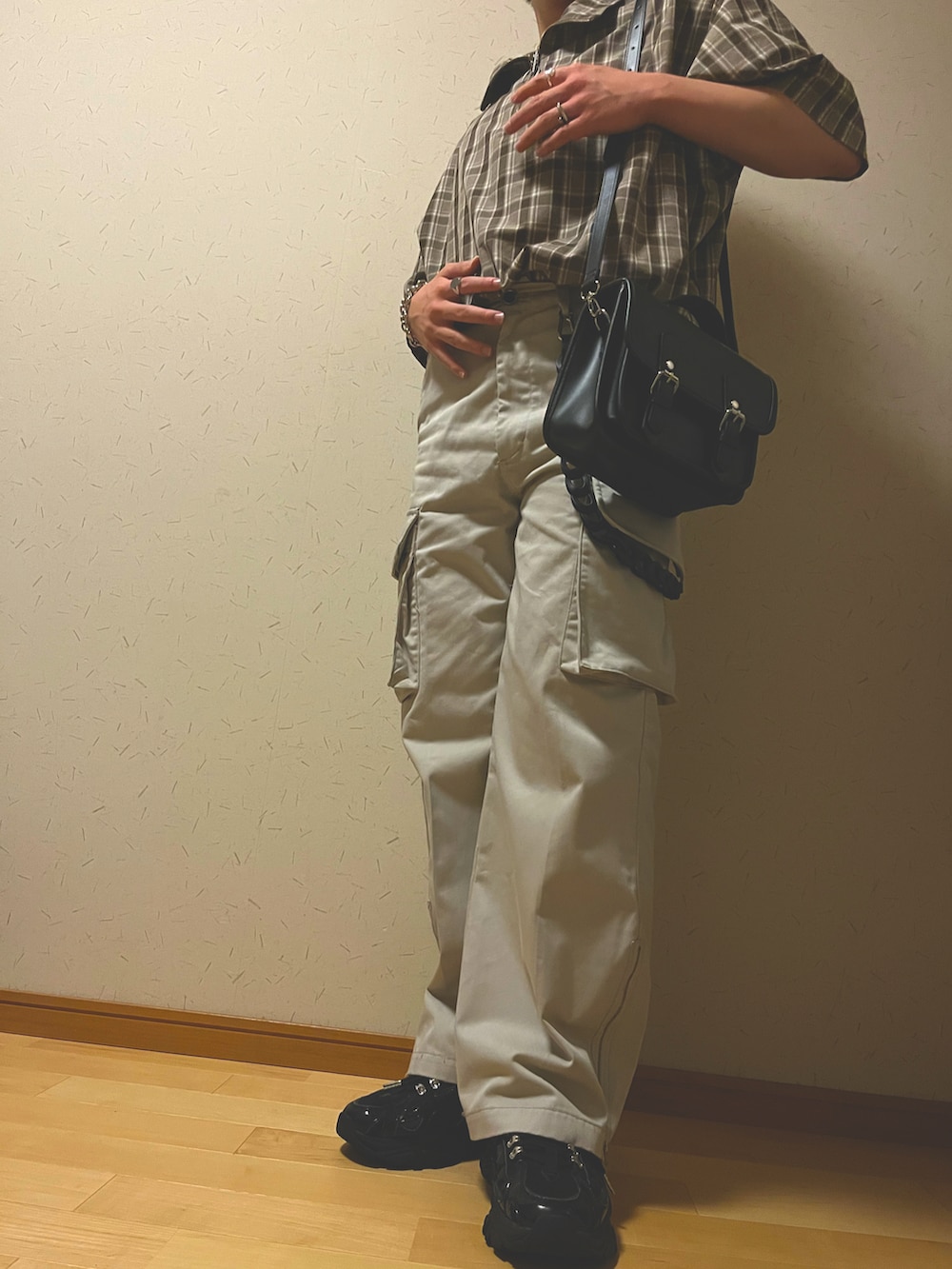 「メンズファッション、おしゃれさんと繋がりたい、ショルダーバッグ、夏コーデ、ハーフジップ」|「ADRERのTR dolman half ring zip shirt/ドルマンハーフリングジップシャツ(シャツ/ブラウス、ベージュ系)」を使った、masatora1025さん(メンズ・175cm)の秋コーディネートの2枚目の写真