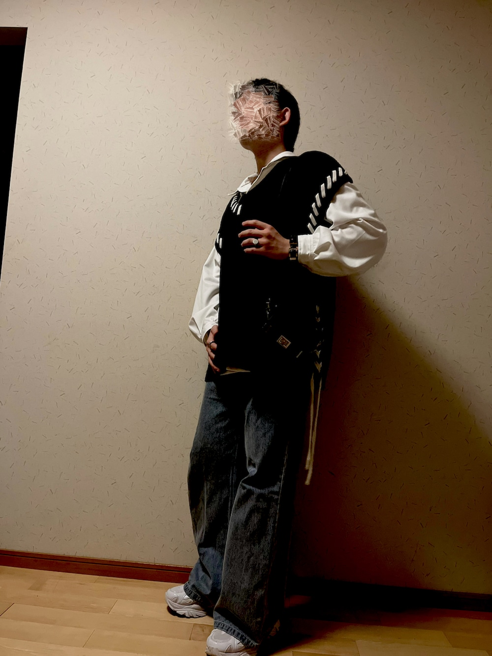 「秋っぽコーデ更新中、秋服コーデ、メンズファッション、カジュアルコーデ、秋冬コーデ、ブルー、CLEL、ニットベスト×デニム、白スニーカー」|「ADRERのsurgical stainless 「A」necklace(ネックレス、ゴールド系)」を使った、masatora1025さん(メンズ・175cm)の秋コーディネートの3枚目の写真
