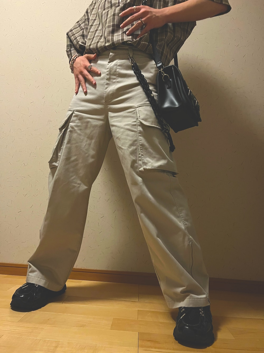「メンズファッション、おしゃれさんと繋がりたい、ショルダーバッグ、夏コーデ、ハーフジップ」|「ADRERのTR dolman half ring zip shirt/ドルマンハーフリングジップシャツ(シャツ/ブラウス、ベージュ系)」を使った、masatora1025さん(メンズ・175cm)の秋コーディネートの3枚目の写真