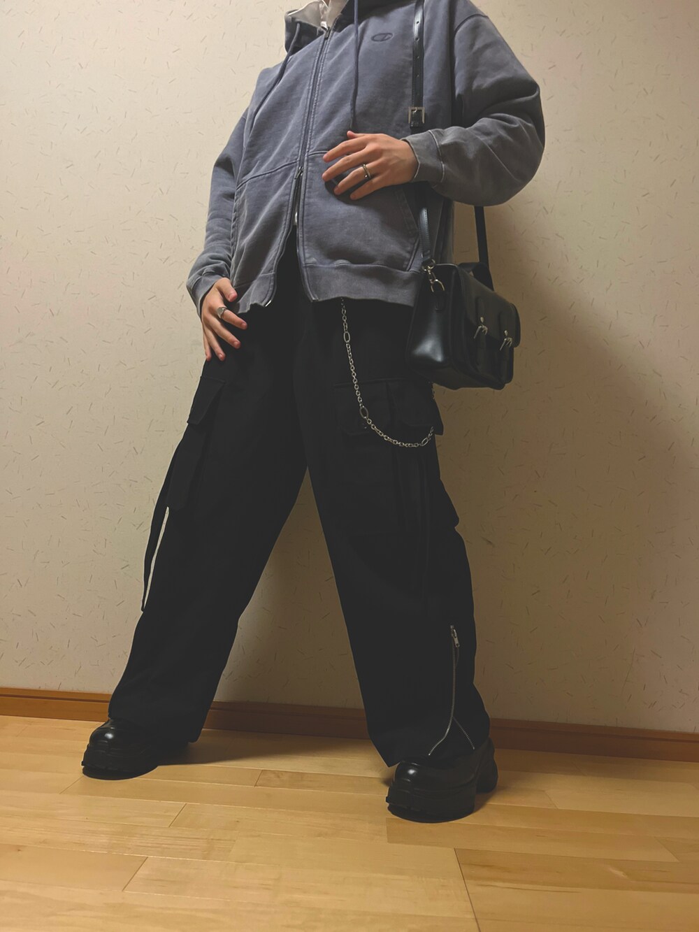 「秋のコーデ、モード、黒スニーカー、CLEL、白シャツ」｜「GUのアイテム（シャツ/ブラウス、ホワイト系）」を使った、masatora1025さん（メンズ・175cm）の秋コーディネートの2枚目の写真