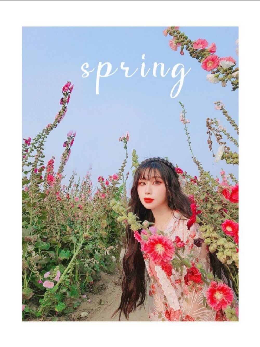 レッド系のその他シューズ、レッド系のワンピース、レッド系のシャツ/ブラウスを着用したレディースの夏コーディネートの3枚目の写真