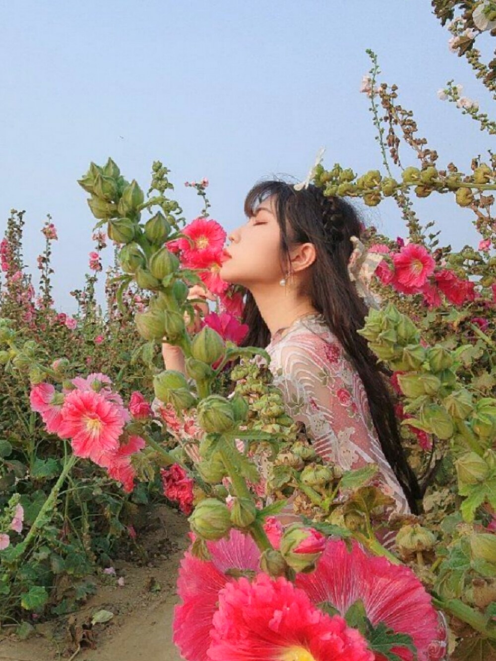 レッド系のその他シューズ、レッド系のワンピース、レッド系のシャツ/ブラウスを着用したレディースの夏コーディネートの5枚目の写真