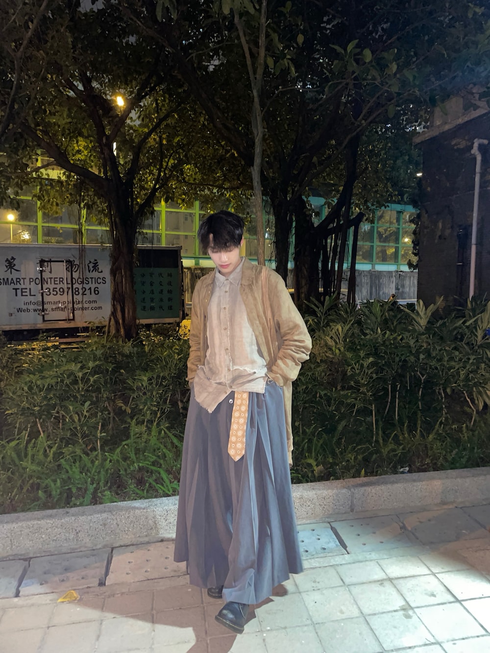 「seytoのhttps://zozo.jp/sp/shop/zozoused/goods/94688345/?did=152961109（ワンピース/ドレス、グレー系）」を使った、chowchunhinさん（メンズ・170cm）の春コーディネートの2枚目の写真
