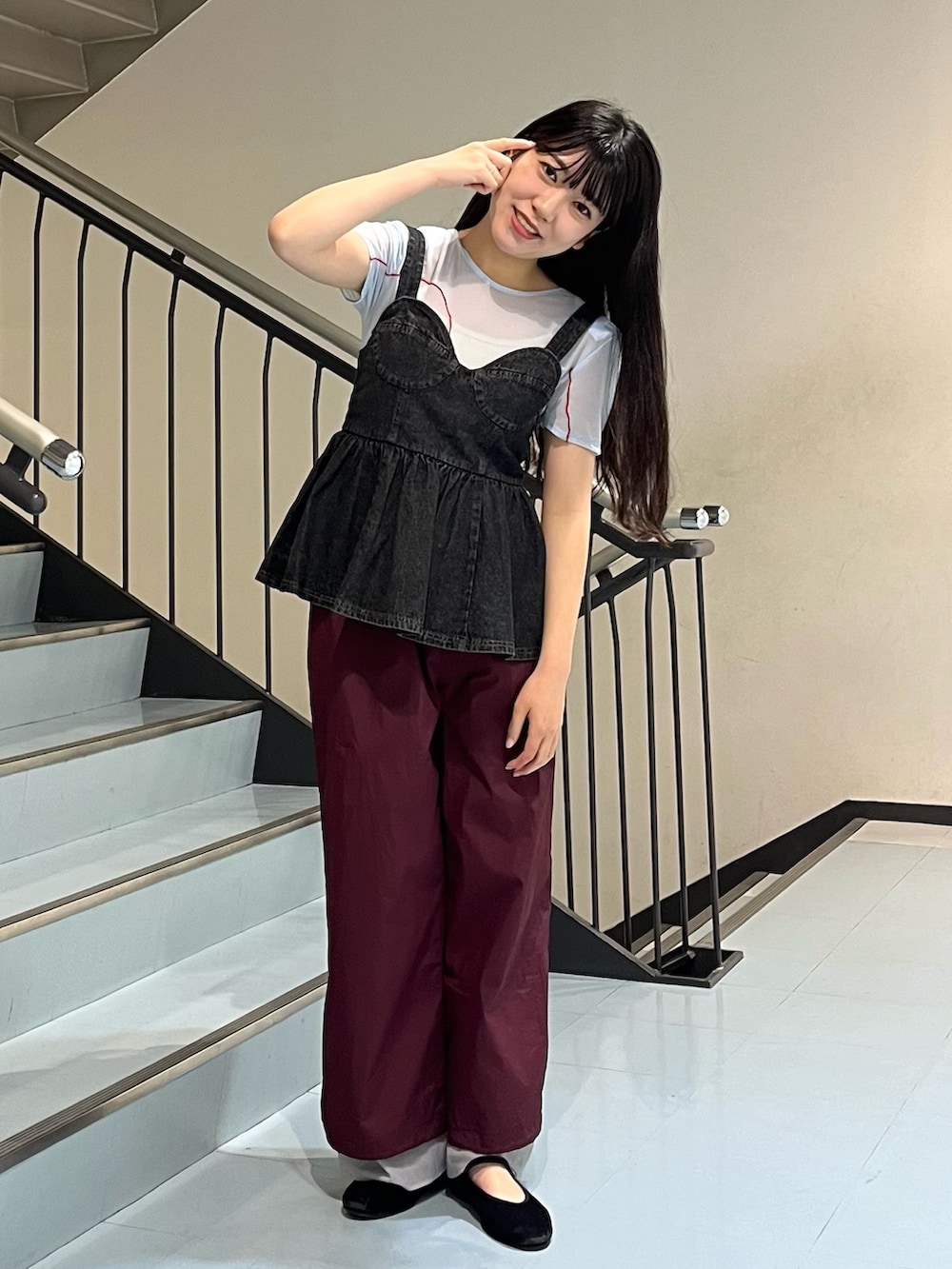 ブラック系のその他トップス、レッド系のその他パンツ、ブルー系のTシャツ/カットソーを着用したレディースの春コーディネートの3枚目の写真