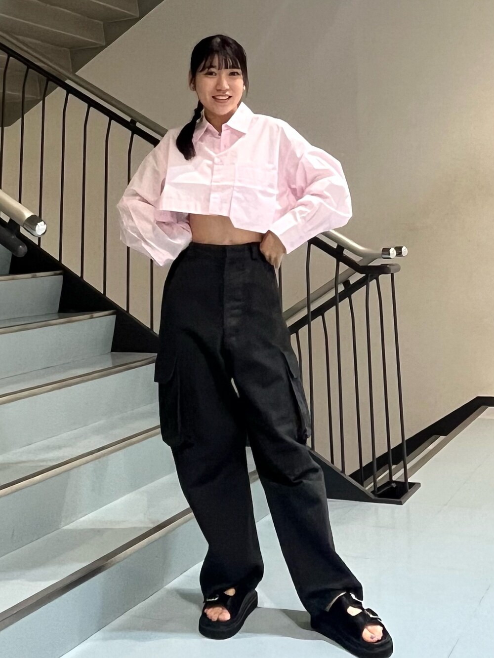 ピンク系のシャツ/ブラウス、グレー系のカーゴパンツ、ブラック系のサンダルを着用したレディースの夏コーディネートの3枚目の写真