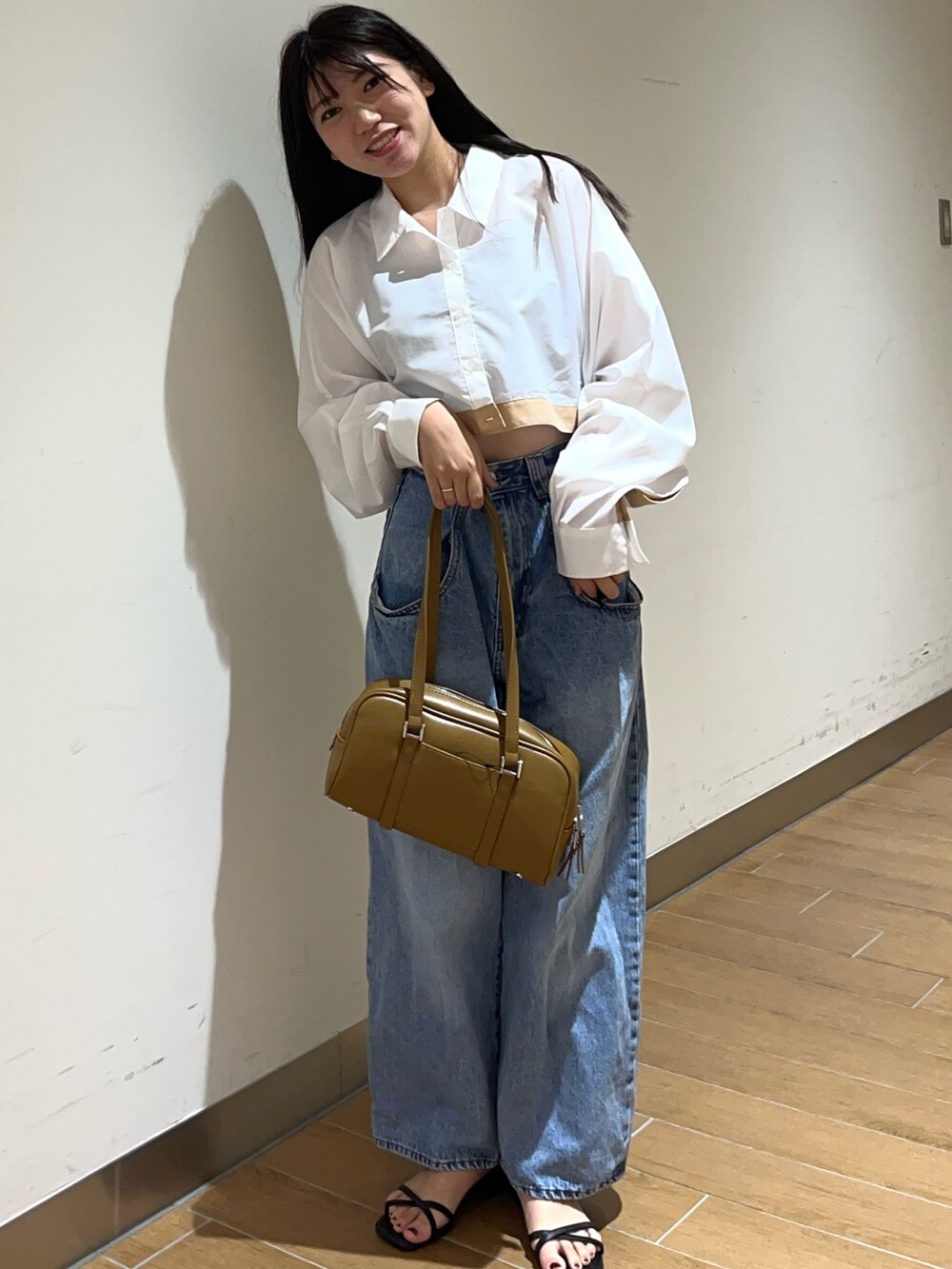 ホワイト系のシャツ/ブラウス、ブルー系のデニムパンツを着用したレディースの夏コーディネートの2枚目の写真