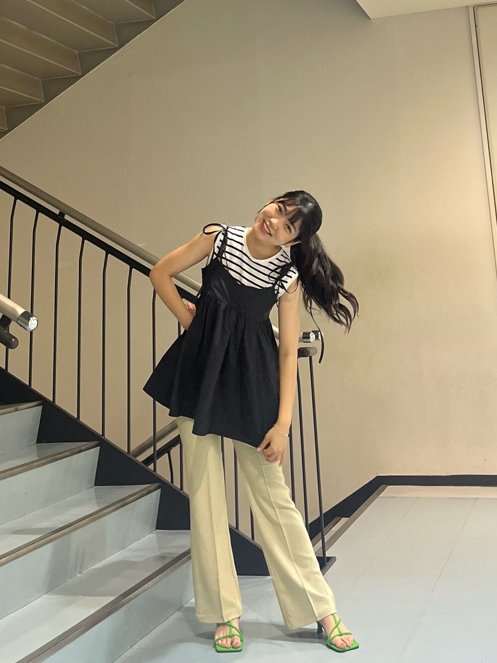 ブラック系のその他トップス、ベージュ系のその他パンツ、グリーン系のサンダルを着用したレディースの夏コーディネートの2枚目の写真