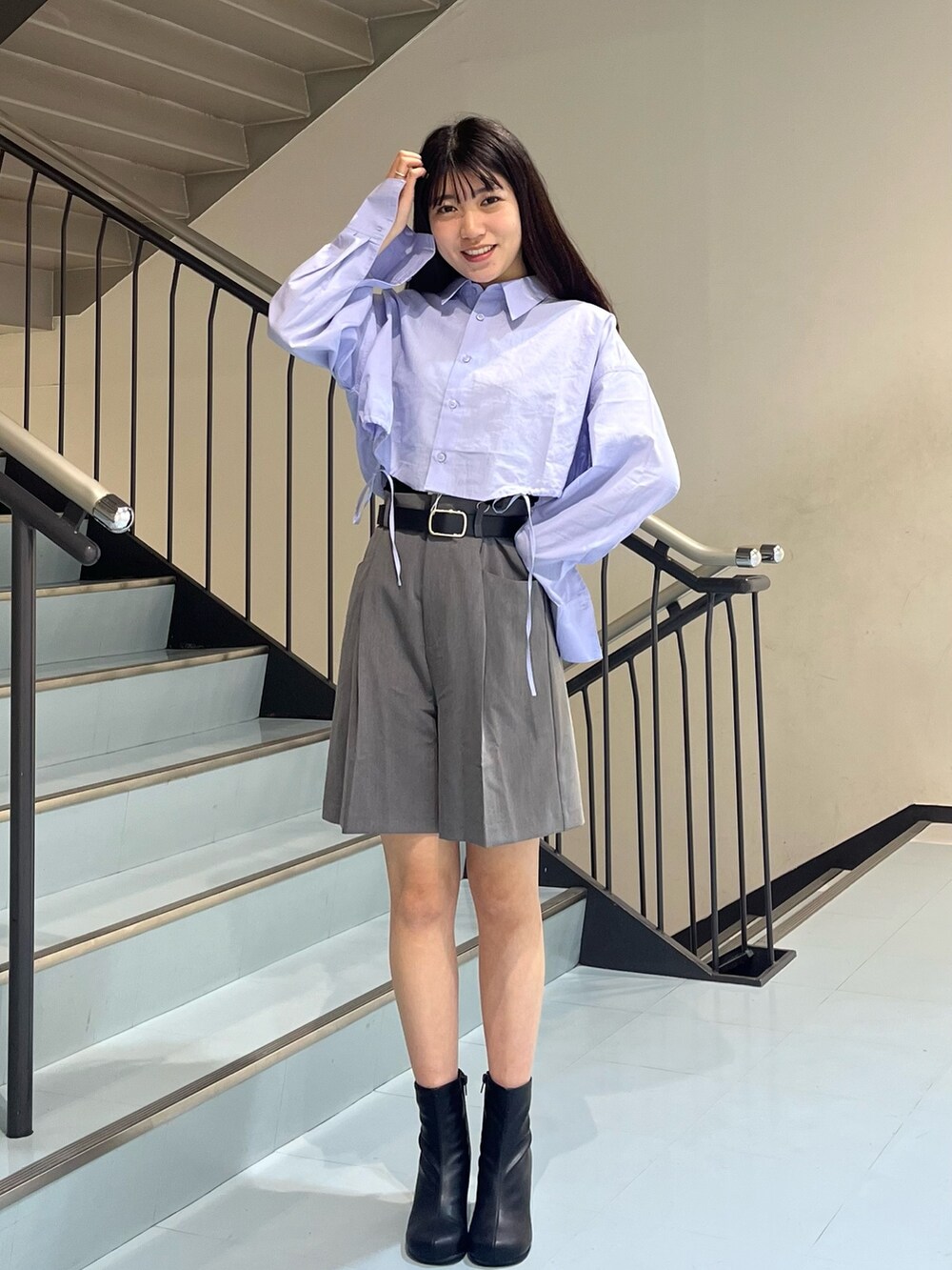 グレー系のその他パンツ、ブラック系のブーツ、パープル系のシャツ/ブラウスを着用したレディースの秋コーディネートの2枚目の写真