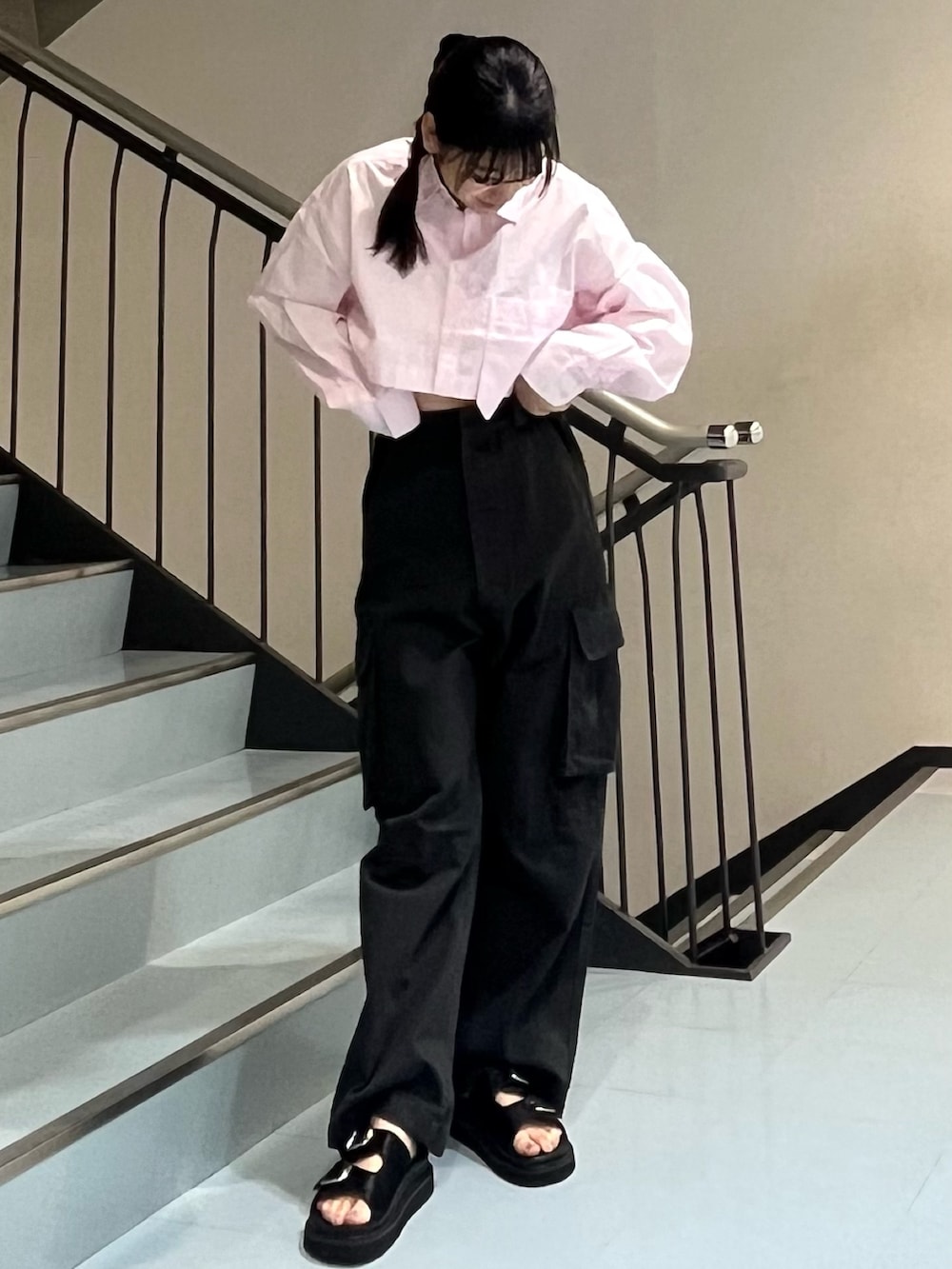 ピンク系のシャツ/ブラウス、グレー系のカーゴパンツ、ブラック系のサンダルを着用したレディースの夏コーディネートの2枚目の写真