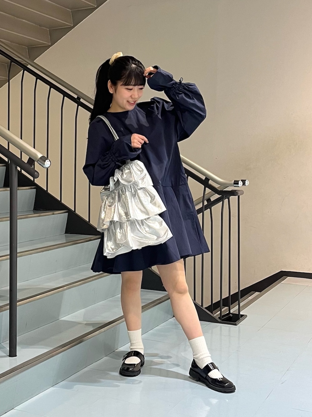 ブルー系のワンピース、シルバー系のトートバッグを着用したレディースの春コーディネートの3枚目の写真