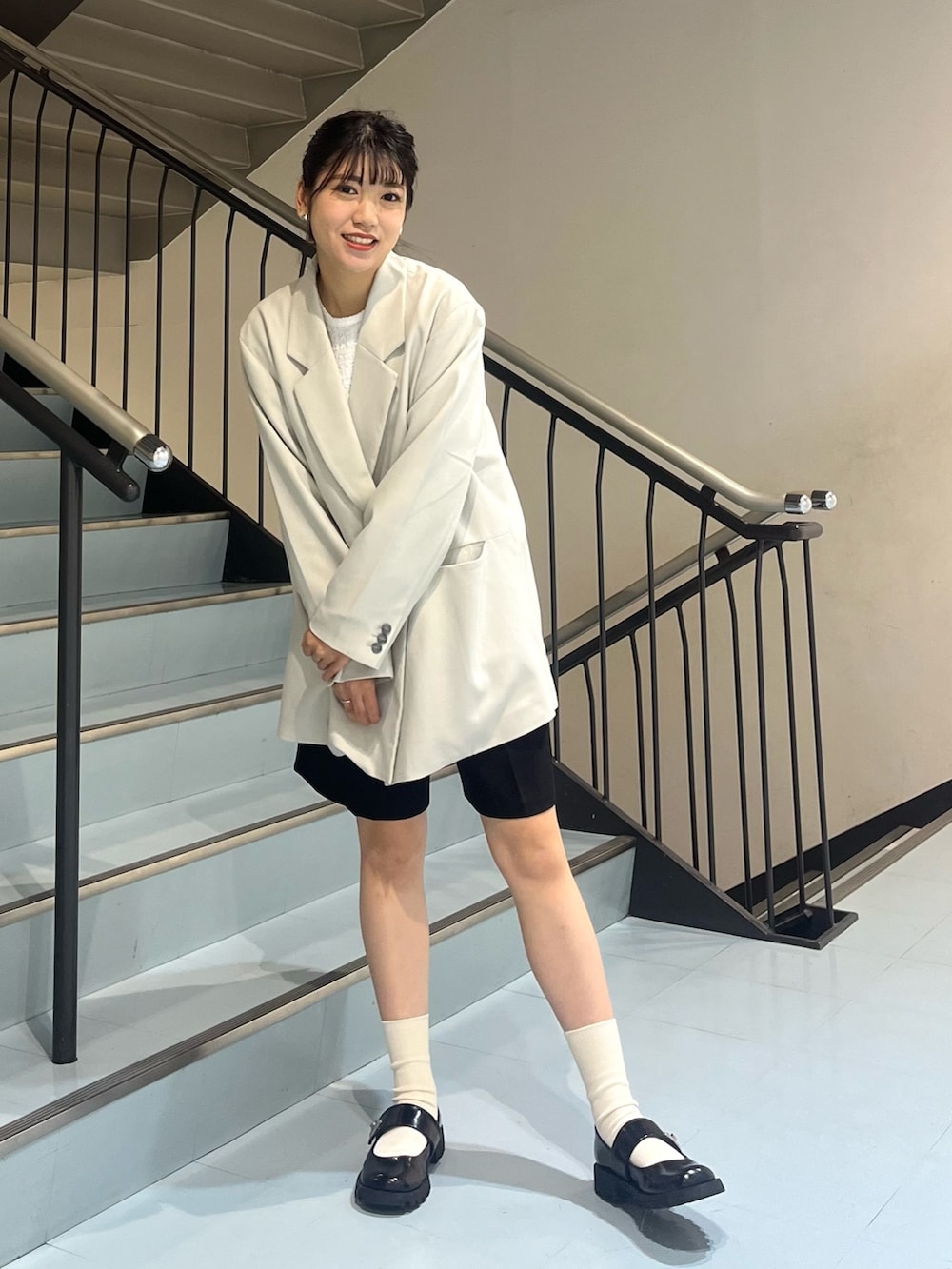 グレー系のテーラードジャケット、ブラック系のその他パンツを着用したレディースの秋コーディネートの2枚目の写真