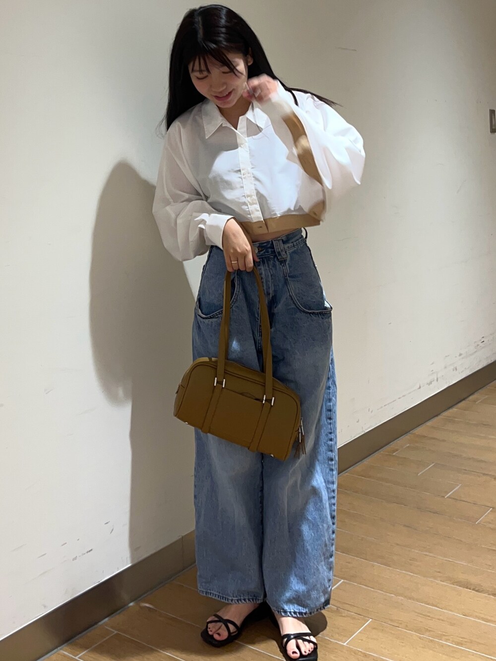 ホワイト系のシャツ/ブラウス、ブルー系のデニムパンツを着用したレディースの夏コーディネートの3枚目の写真