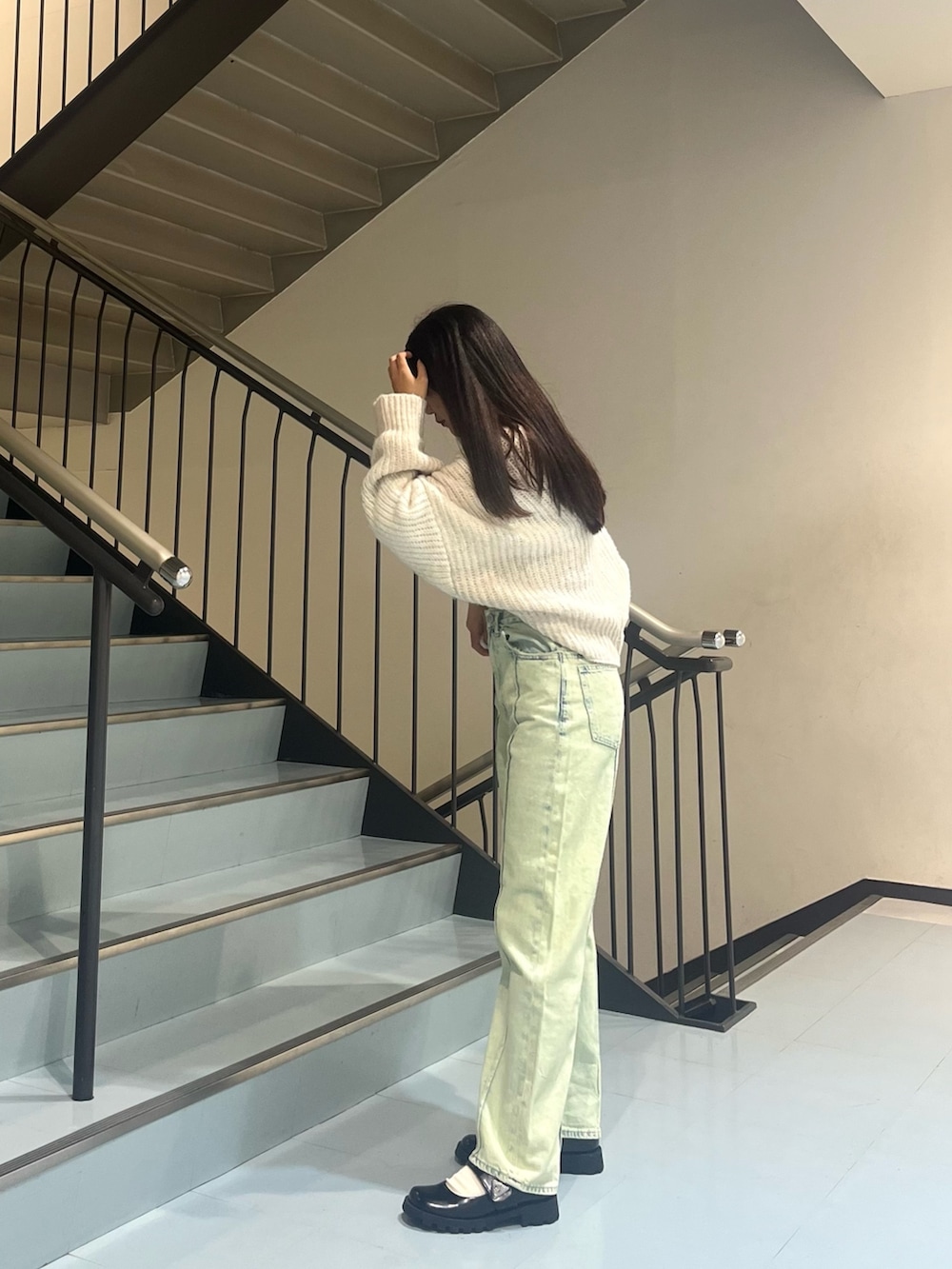 ホワイト系のカーディガン/ボレロ、グリーン系のデニムパンツを着用したレディースの秋コーディネートの2枚目の写真