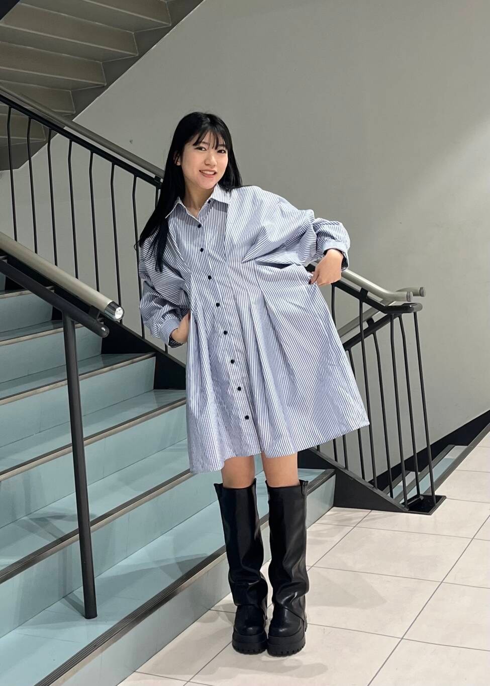 ブルー系のワンピースを着用したレディースの春コーディネートの2枚目の写真