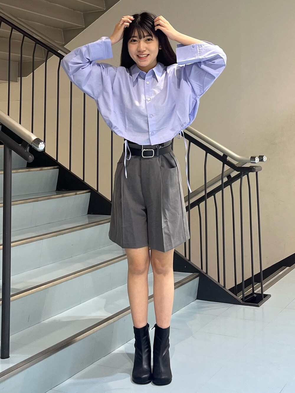 グレー系のその他パンツ、ブラック系のブーツ、パープル系のシャツ/ブラウスを着用したレディースの秋コーディネートの3枚目の写真