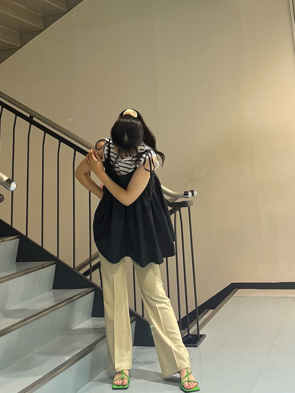 ブラック系のその他トップス、ベージュ系のその他パンツ、グリーン系のサンダルを着用したレディースの夏コーディネートの3枚目の写真