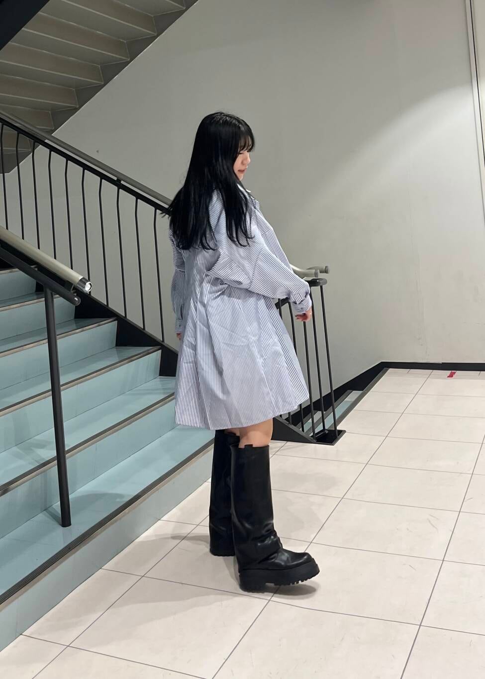 ブルー系のワンピースを着用したレディースの春コーディネートの3枚目の写真