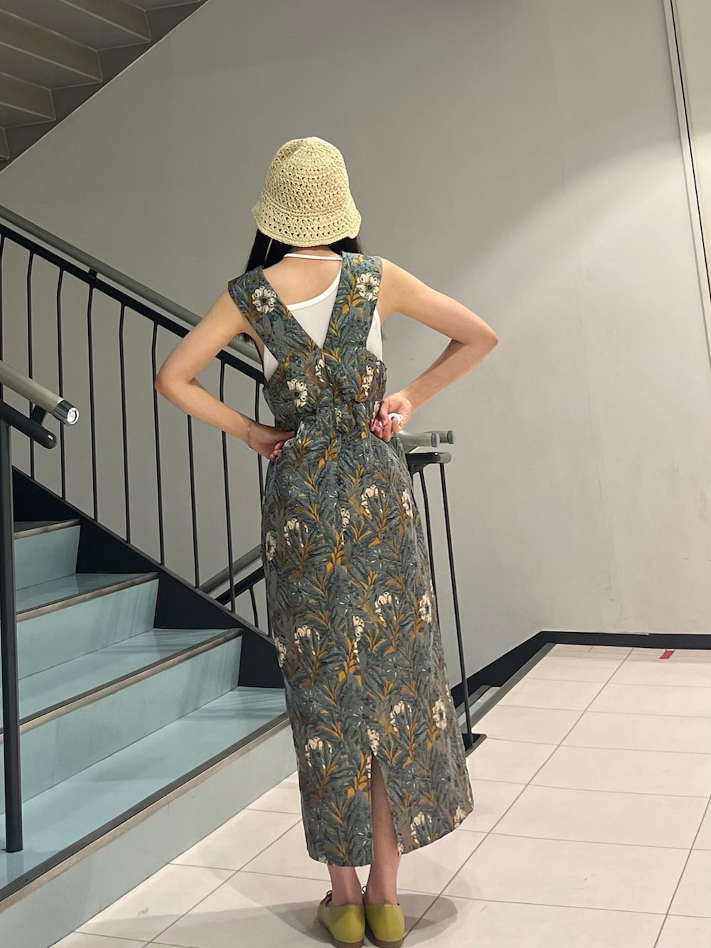 その他のワンピース/ドレス、イエロー系のパンプス、ホワイト系のタンクトップを着用したレディースの夏コーディネートの3枚目の写真