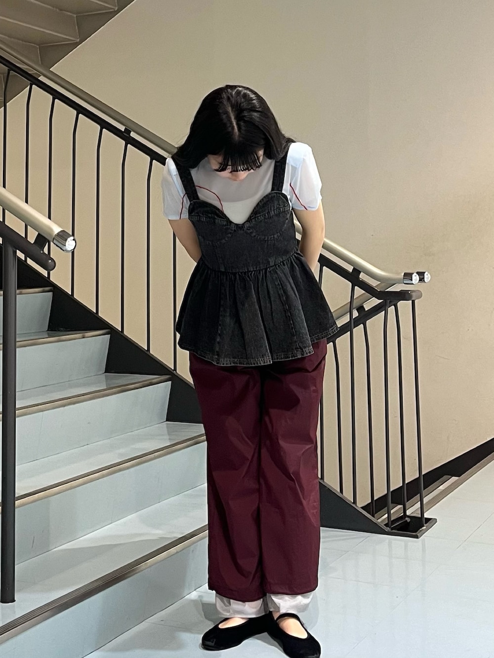 ブラック系のその他トップス、レッド系のその他パンツ、ブルー系のTシャツ/カットソーを着用したレディースの春コーディネートの2枚目の写真