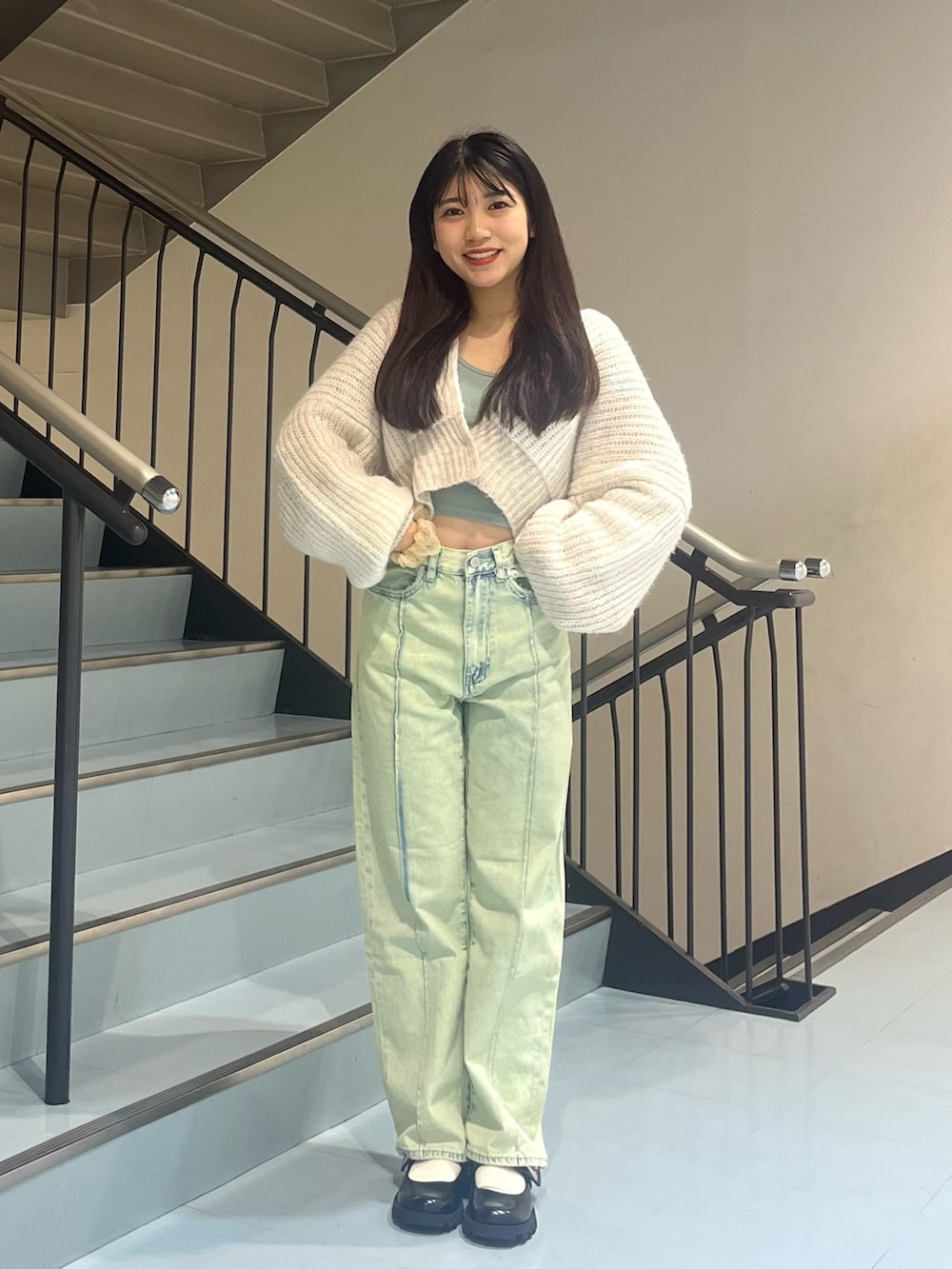 ホワイト系のカーディガン/ボレロ、グリーン系のデニムパンツを着用したレディースの秋コーディネートの3枚目の写真