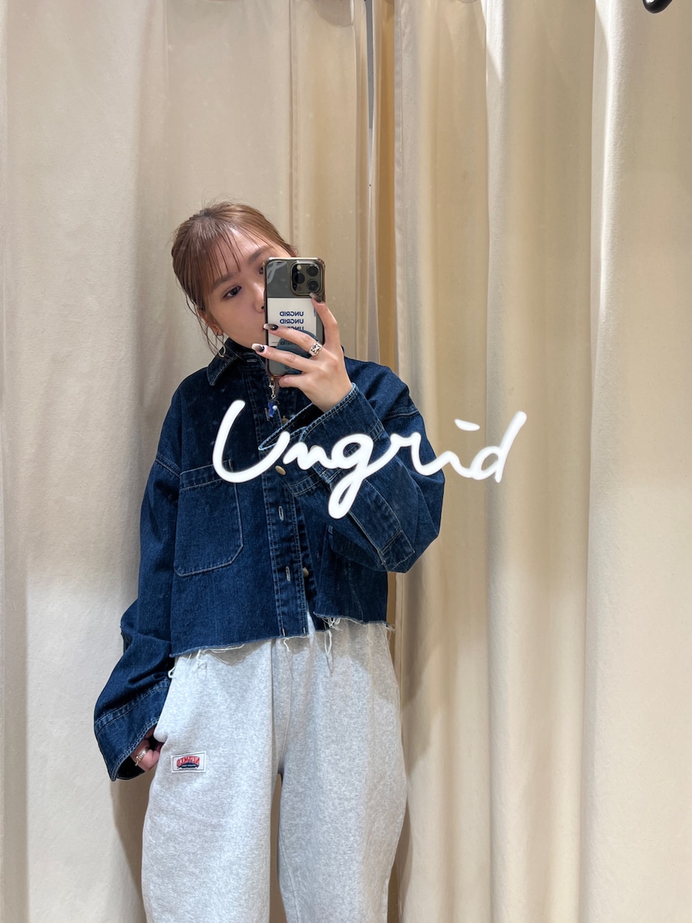 ブルー系のシャツ/ブラウス、グレー系のスウェットパンツを着用したレディースの冬コーディネートの2枚目の写真