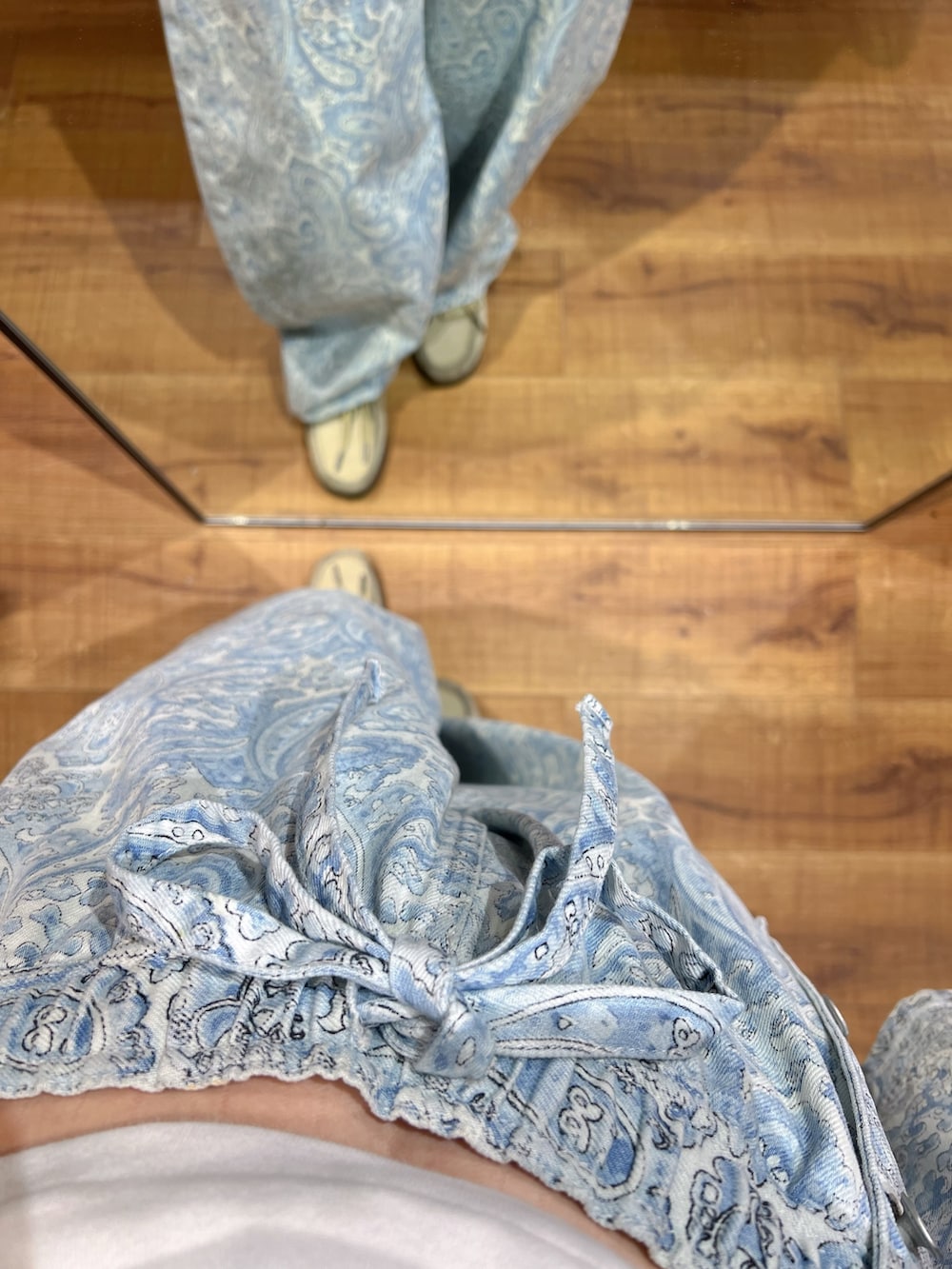 ブルー系のカバーオール、ブルー系のデニムパンツを着用したレディースの冬コーディネートの3枚目の写真